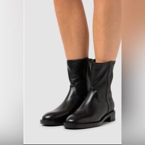 Stuart Weitzman Western Sadie Black Ankle Boots US 7.5/ EU 38